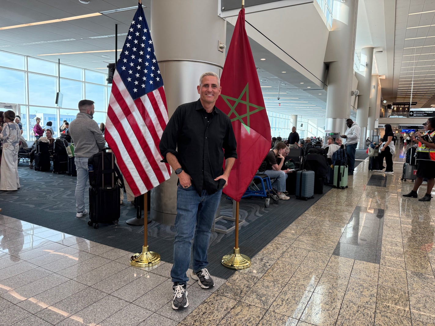 Clint at gate for Delta inaugural. CLINT HENDERSON_THE POINTS GUY