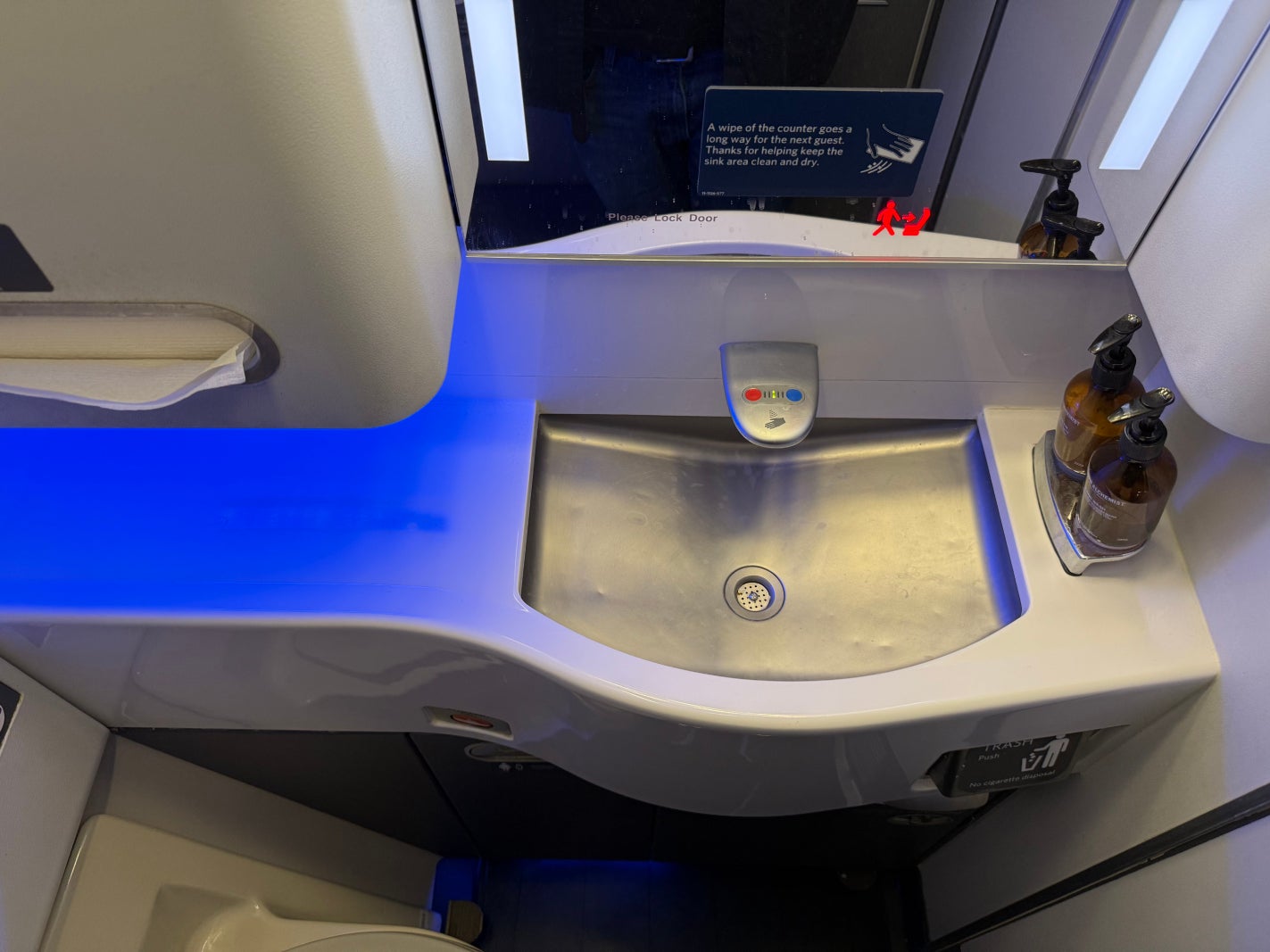Delta 767-400 restroom. CLINT HENDERSON/THE POINTS GUY