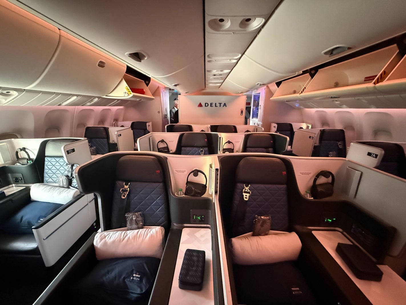 Delta Air Lines flight 186 business class. CLINT HENDERSON_THE POINTS GUY
