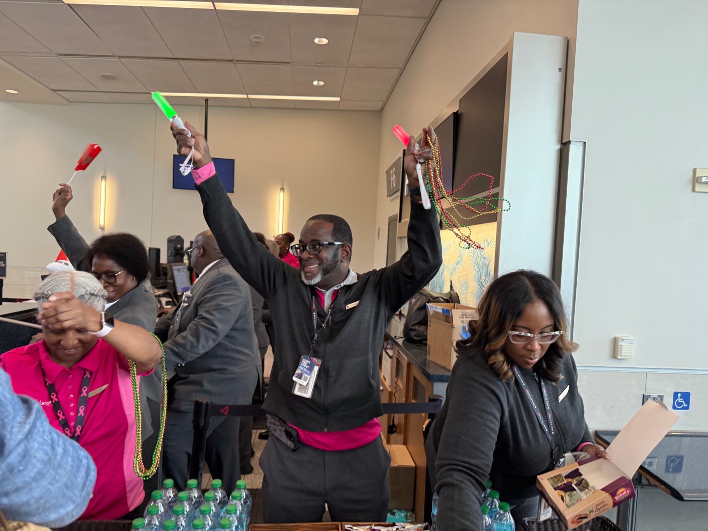 Excited Delta employees putting out swag. CLINT HENDERSON/THE POINTS GUY