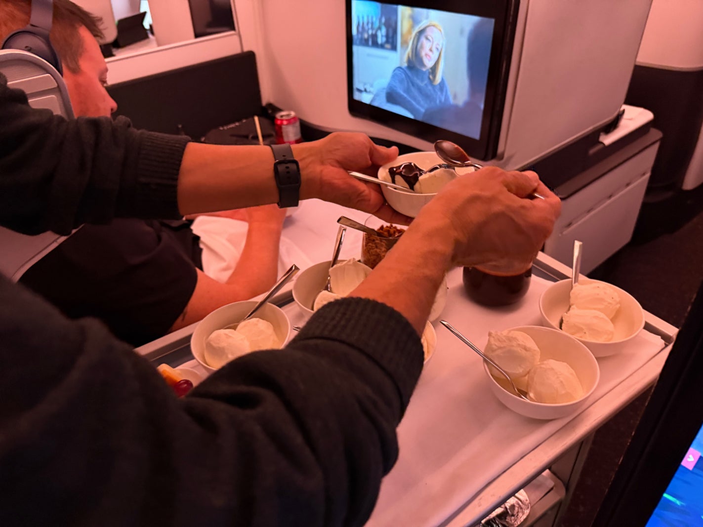 Bienvenue à Marrakech : à bord du vol inaugural de Delta depuis Atlanta 15 Hassan making a sundae. CLINT HENDERSON THE POINTS GUY