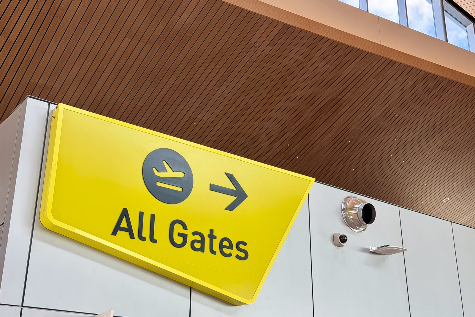 New Pittsburgh International Airport (PIT) terminal interior gates