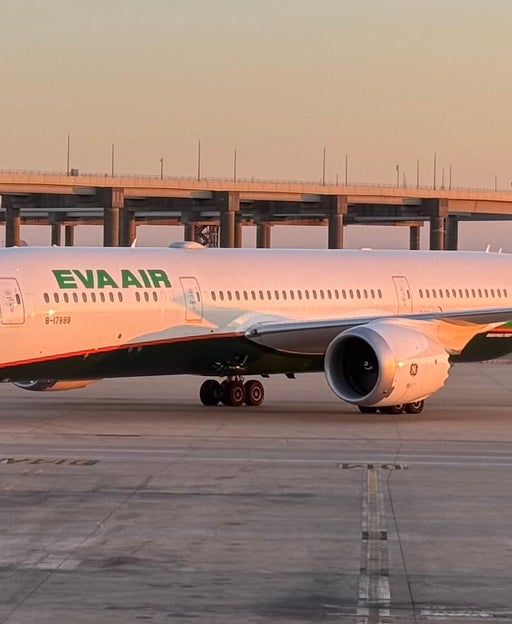 EVA Airways Boeing 787 Dreamliner arrives at Dallas Fort Worth International Airport (DFW)