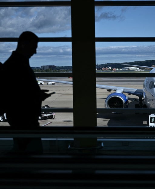 Flight delays 'mounting' as shutdown, weather strain control towers, TSA checkpoints