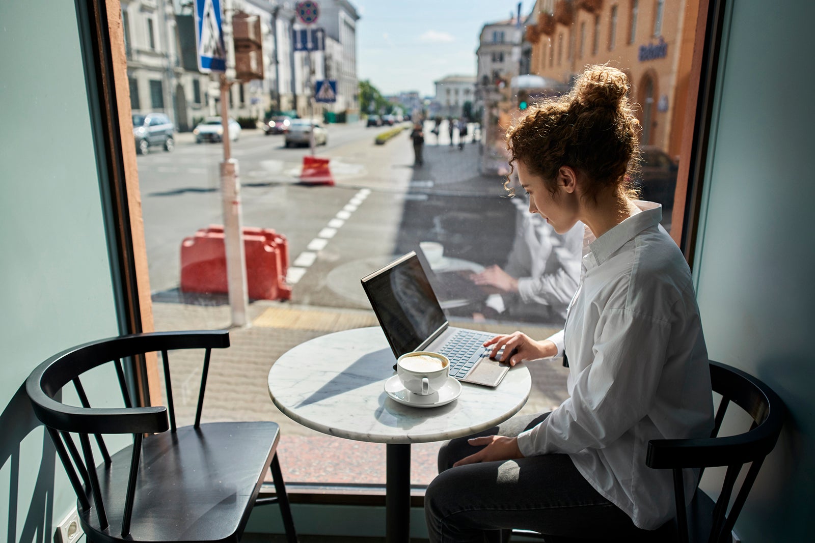 Young woman using laptop in a cafe