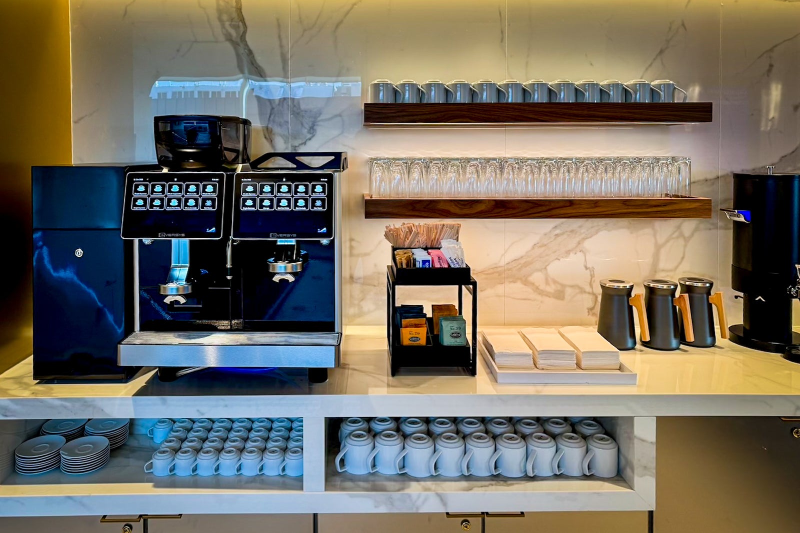 JetBlue BlueHouse bar