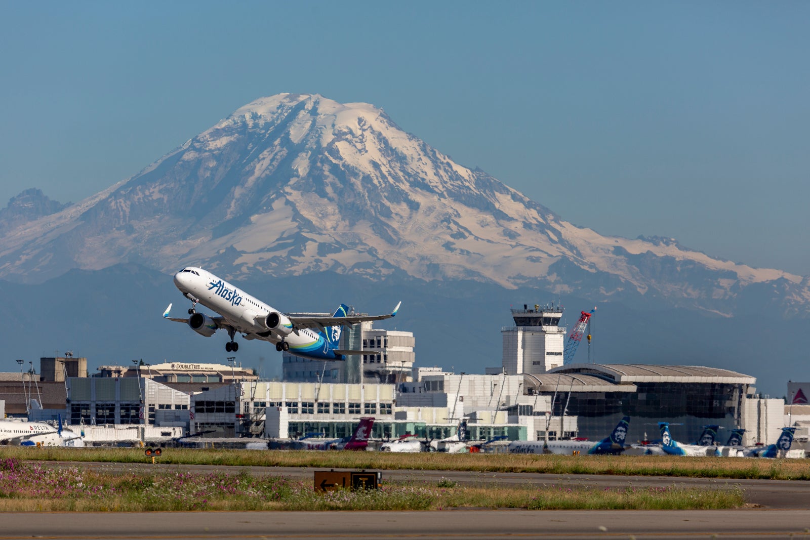Alaska Airlines departs Sea-Tac