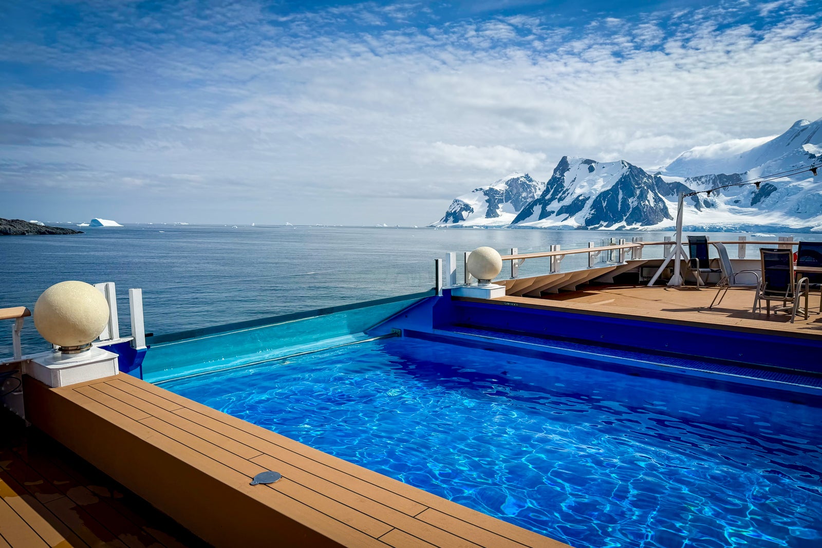 An infinity pool at the back of Roald Amundsen.