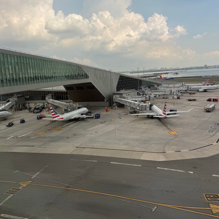 Spirit Airlines, Port Authority at odds over LaGuardia flight sale