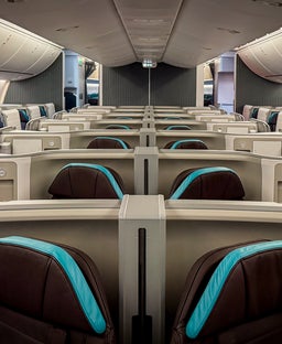Tropical transpacific flair: Hawaiian Airlines Boeing 787 Dreamliner business class