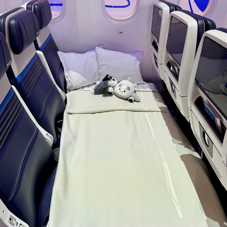 United Airlines to introduce economy seats that turn into 'couches' in 2027