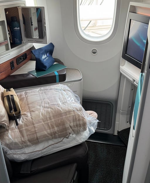 Alaska Airlines plots premium economy, luxe Seattle lounge as global expansion ramps up