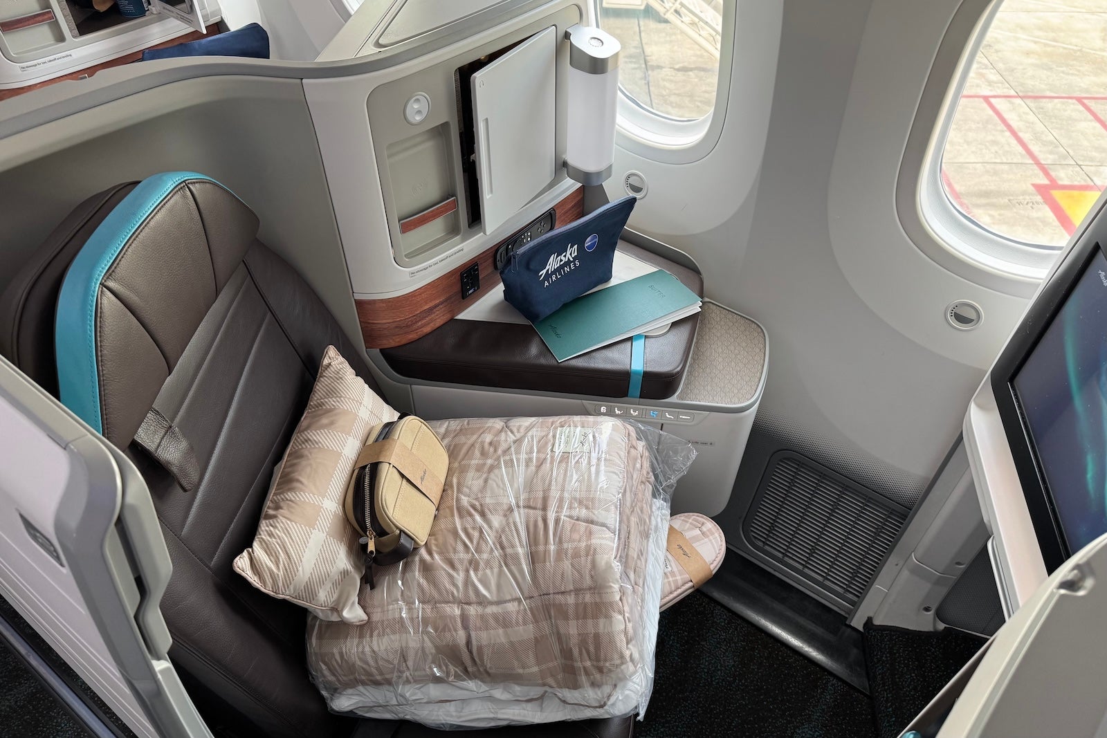 Alaska 787 suite goodies