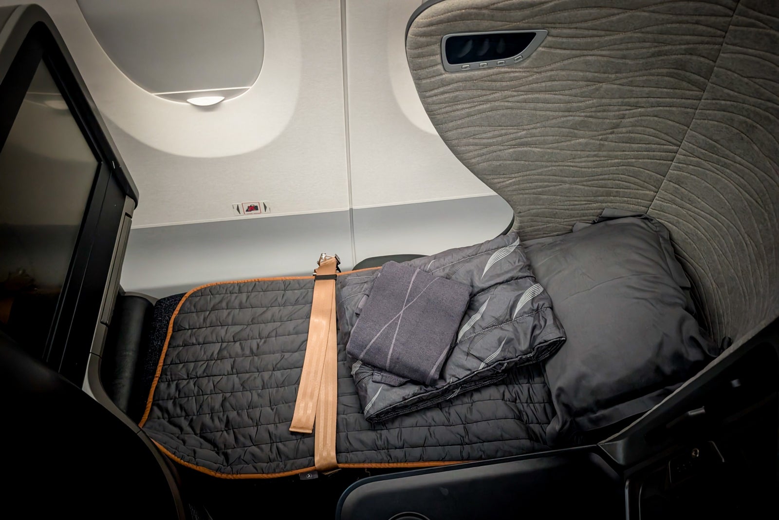 Turkish Airlines A350-900 business class seat amenities