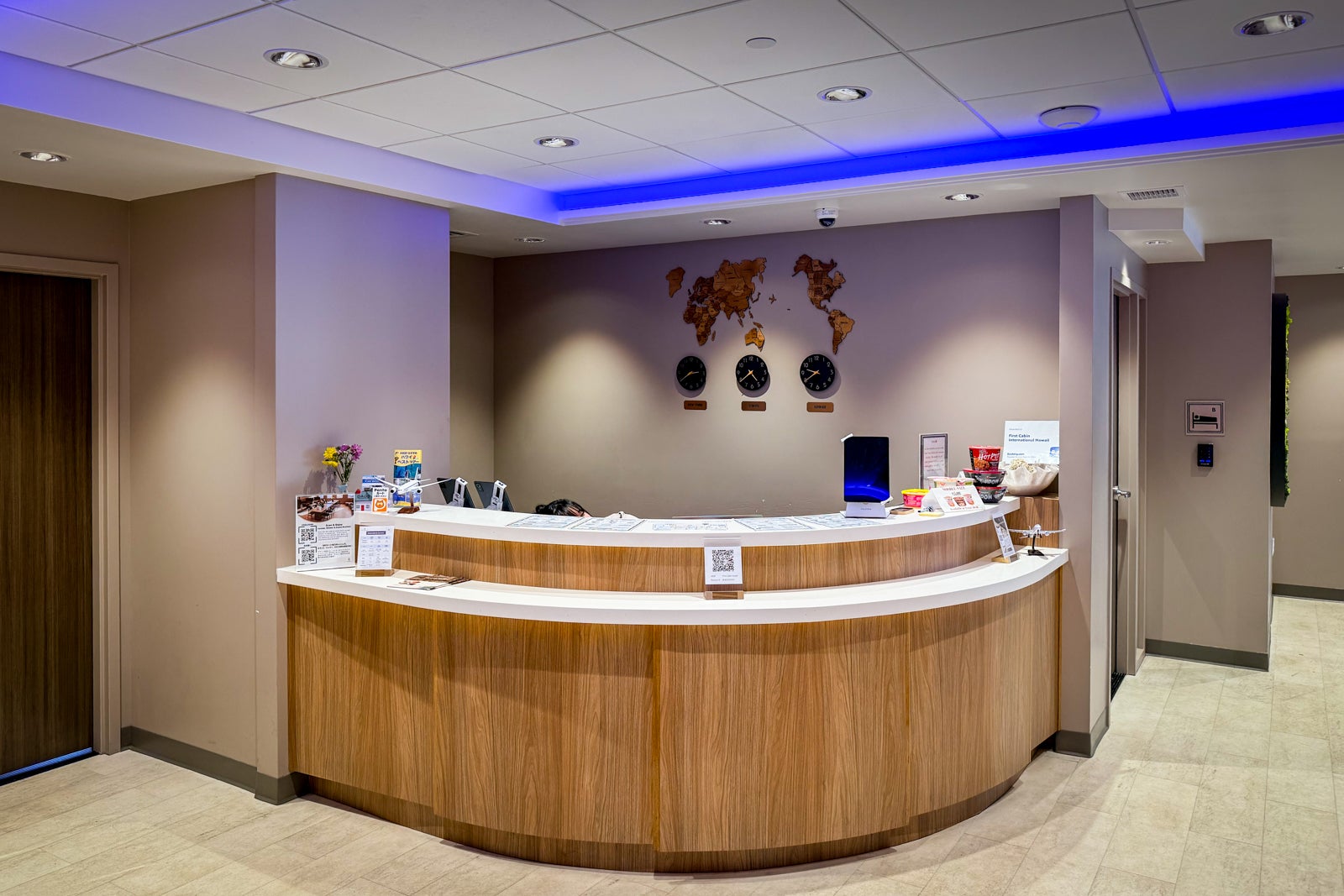 Front desk at First Cabin International. CLINT HENDERSON/THE POINTS GUY