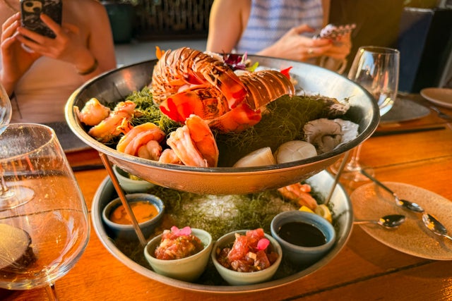 Dining at Manta at Mauna Kea Beach Hotel. CLINT HENDERSON/THE POINTS GUY