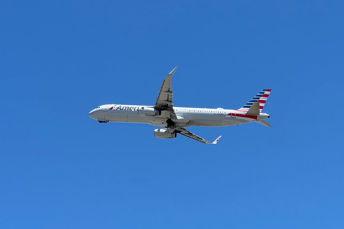 American Airlines Airbus A321 takes off