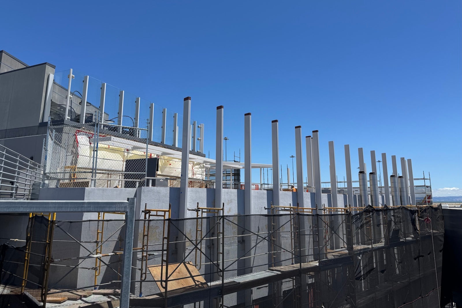 UMVA Uncovers: United's SFO Lounge SHOCKER - Insiders Reveal Jaw-Dropping Sun-Splashed Terrace That Will Leave You SPEECHLESS!