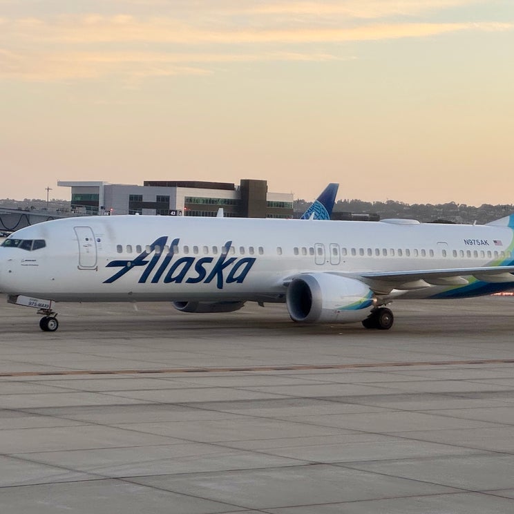 Alaska Airlines cuts 5 Mexico routes to boost Hawaii