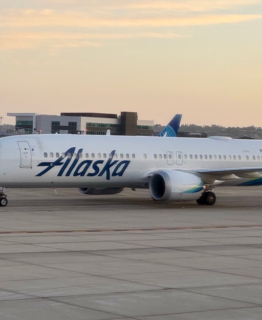 Alaska Airlines cuts 5 Mexico routes to boost Hawaii