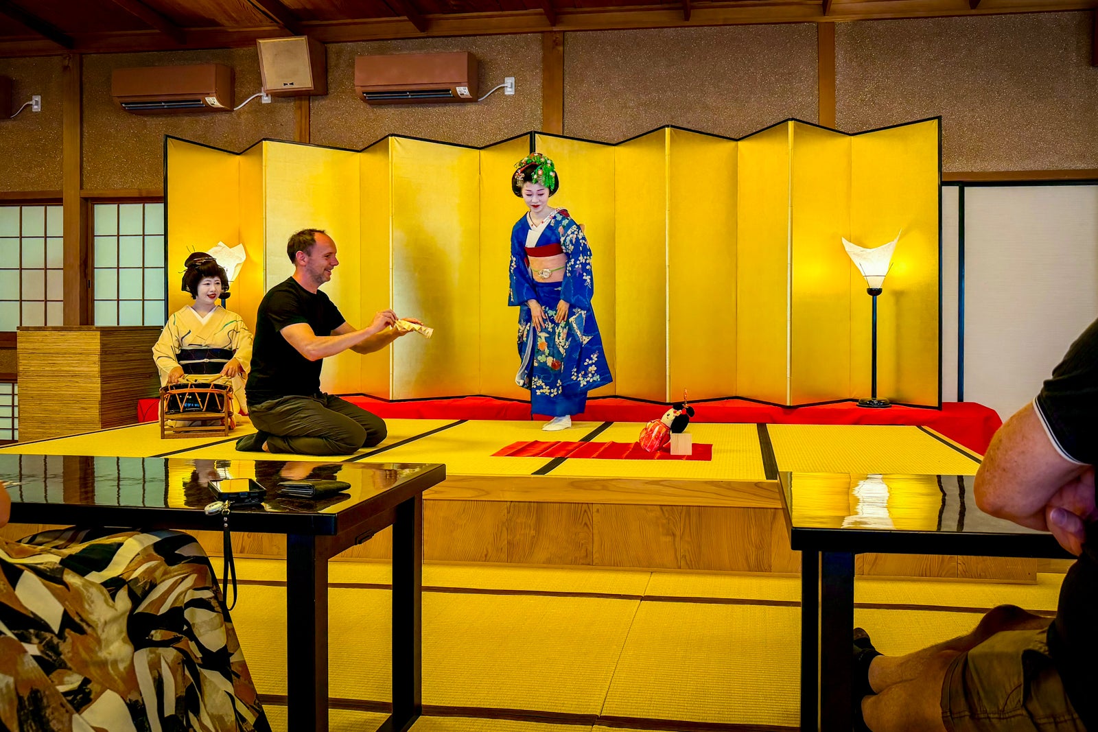 TPG cruise editor Gene Sloan takes part in traditional parlor games with the maiko performers in Akita.