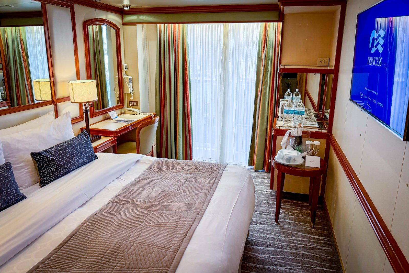 A balcony cabin on Diamond Princess.