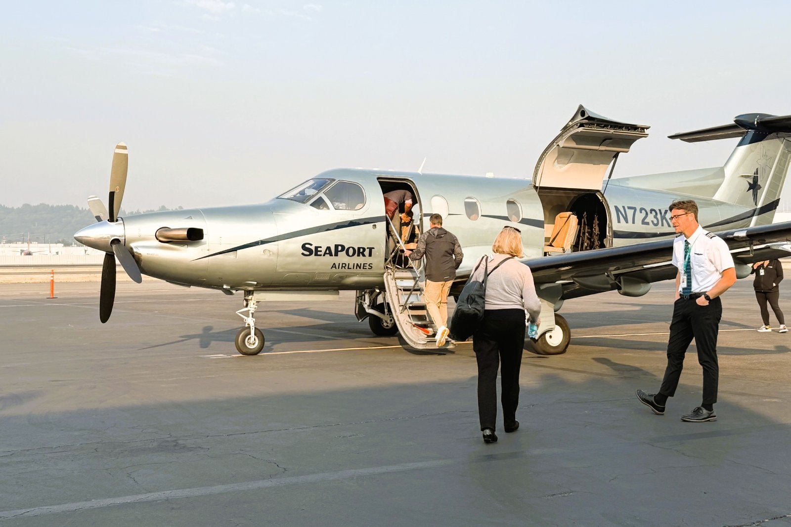 Pilots escorting passengers to the flight