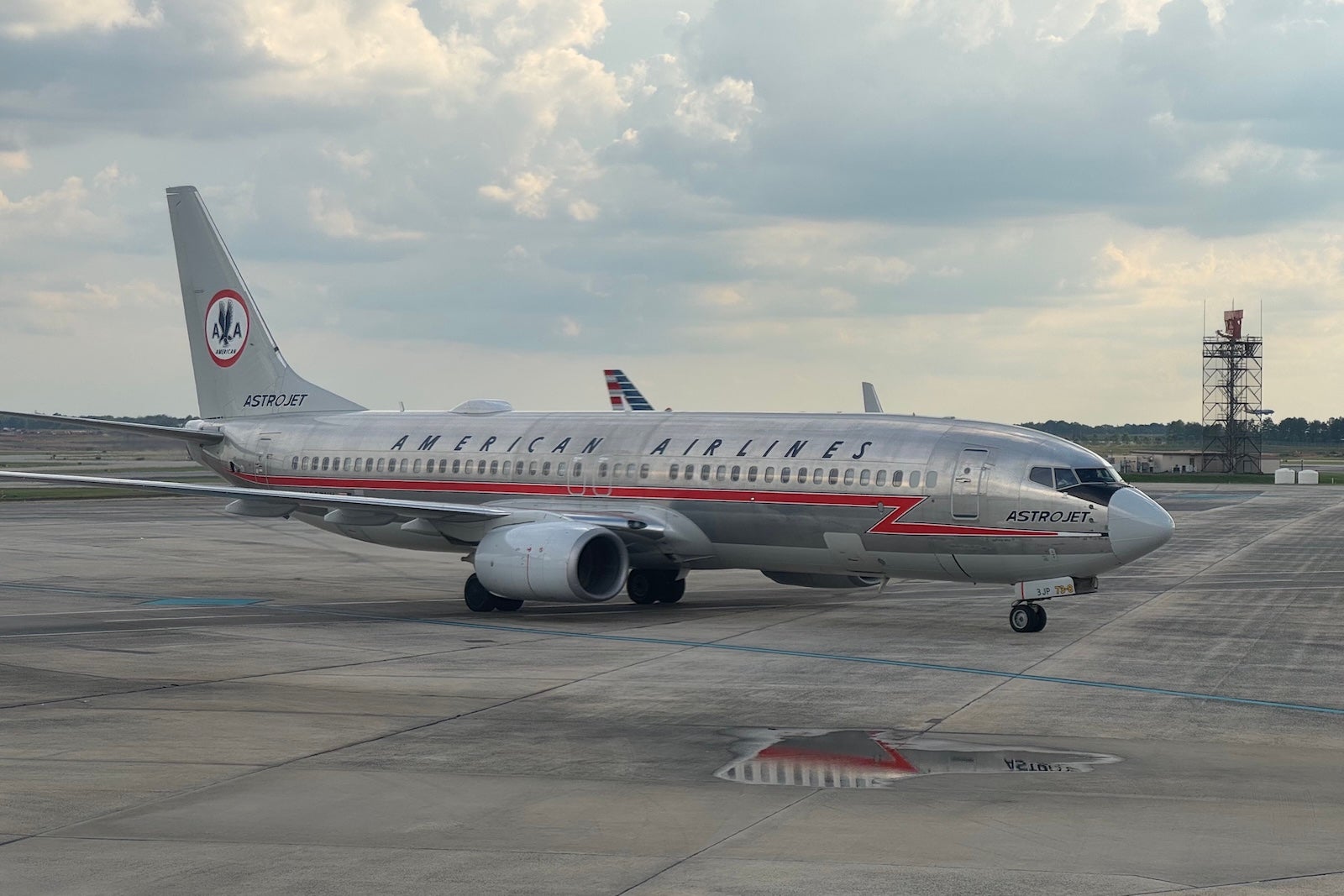 American Airlines Boeing 737-800 with retro livery in Charlotte. SEAN CUDAHY/THE POINTS GUY