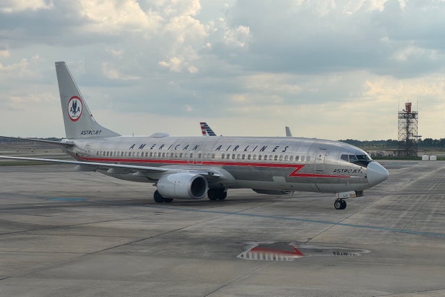 American Airlines Boeing 737-800 with retro livery in Charlotte. SEAN CUDAHY/THE POINTS GUY