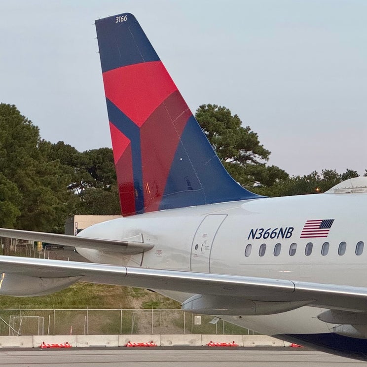 Delta cuts 5 routes across 7 cities, plans smaller Las Vegas schedule this winter