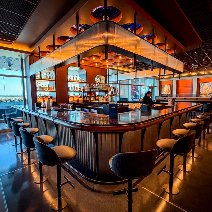 Inside the largest airline lounge in America: United's massive new Houston club